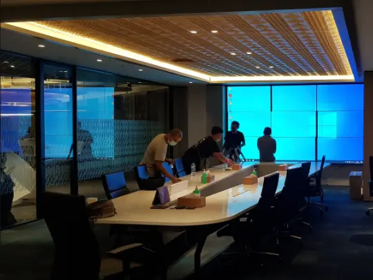 Ruang meeting kantor dengan video wall menyala