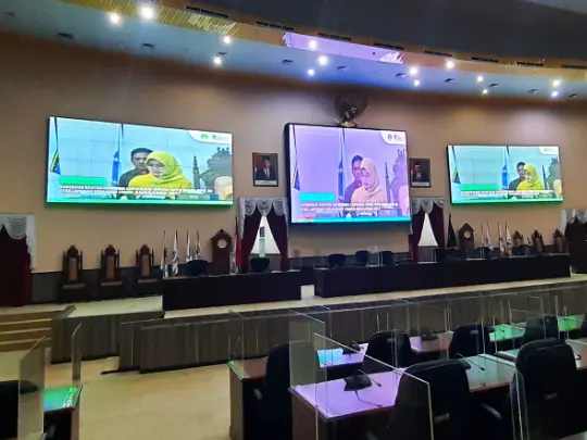 Ruang sidang dengan beberapa titik tampilan yang menampilkan materi sama