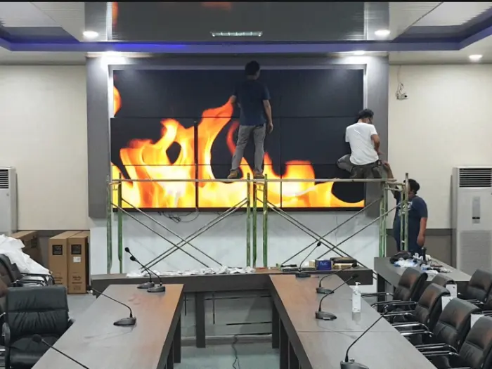 Pemasangan panel video wall di ruang rapat kantor bupati