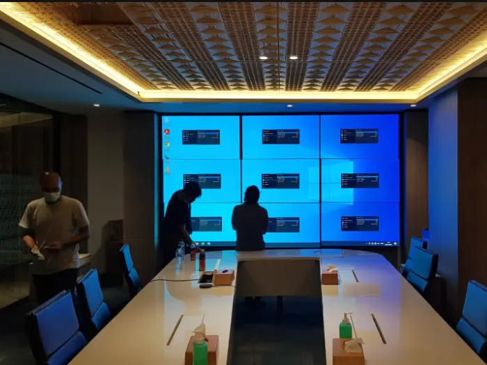 Video wall 3x3 di ruang rapat perusahaan BUMN industri pertambangan