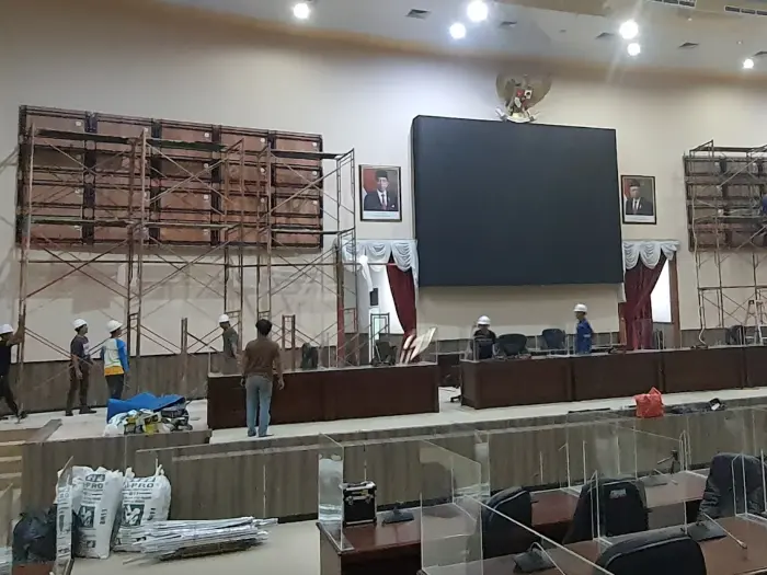 Konstruksi dudukan layar di ruang paripurna