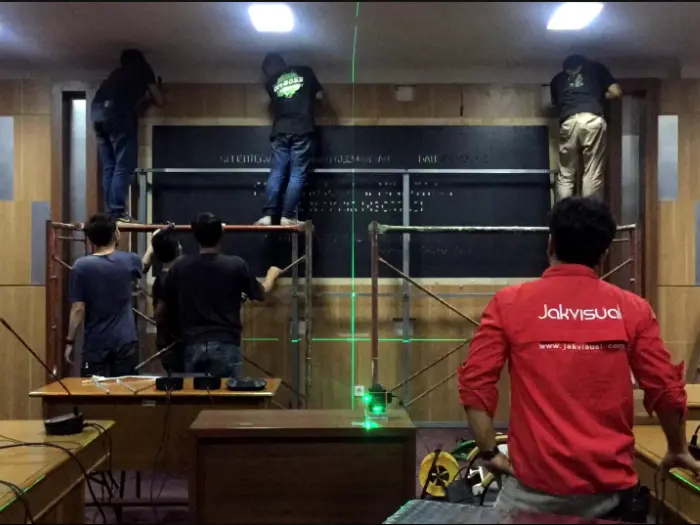 Pemasangan video wall di ruang rapat universitas di Malang