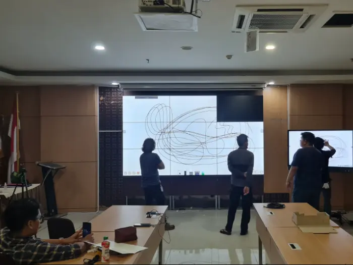 Uji coba layar interaktif bersama tim klien